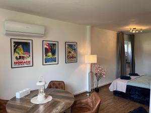 a living room with a table and a bed at Appartement zum Grünen Bär klimatisiert in Holzminden
