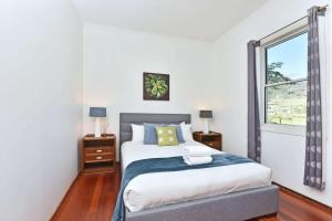 a bedroom with a bed and a window at Somerville Wine Cottage Hideaway 3-Bedroom Cottage Near Broke Wineries in Broke