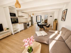 a living room with a couch and a table at Elégant Duplex in Béziers