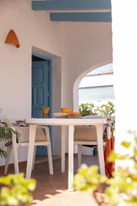 a white table and chairs in a room with a window at Los Bungalows Del Arenal in Jávea