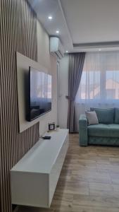 a living room with a tv and a couch at Apartman Ivkovic in Sremska Mitrovica