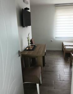 a room with a desk and a chair and a window at Soba Ðorović 3 in Postenje