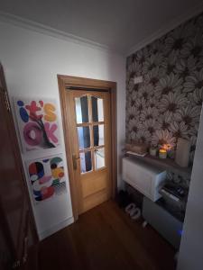 a small room with a door and a window at Fernández Vega 6 in Ponteareas