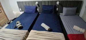 a bed with two beds with blue sheets and blue pillows at Loft Moderno 3 in Volta Redonda +19 photos