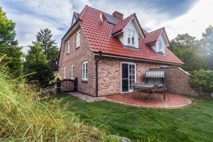 a brick house with a red roof at Doppelhaushälfte OHANA in Böhl