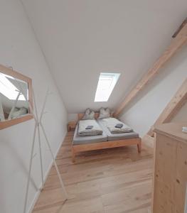 a bedroom with a bed in a attic at Ferienwohnung am Klöckhof in Marktoberdorf