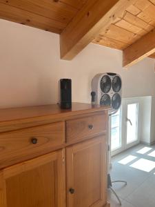 a kitchen with a wooden cabinet with a microwave on it at Ecoloft Radici in Poderia