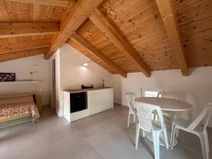 a room with a table and chairs and a bed at Ecoloft Radici in Poderia
