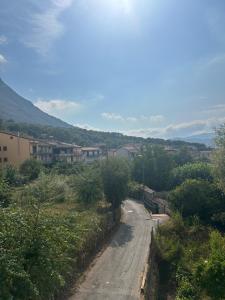 a dirt road in a town with buildings and trees at Ecoloft Radici in Poderia
