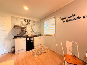 a kitchen with a black and white counter top at Estadía con opción jacuzzi Villa Alemana in Villa Alemana