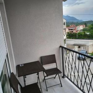 a balcony with a table and chairs on a balcony at Lux apartmani boka in Tivat