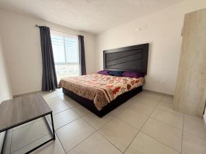 a bedroom with a bed and a large window at Departamento iluminado ideal para descansar in Miranda