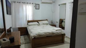 a bedroom with a bed and a mirror at בית שבט אחים in Hatzor haglilit +28 photos