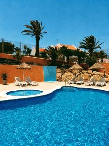 a swimming pool with chairs and umbrellas at Terrazas 532 in San Miguel de Abona +15 photos