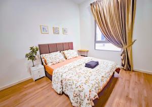 a bedroom with a bed and a window at Gamuda Cove 4BR SplashMania in Banting