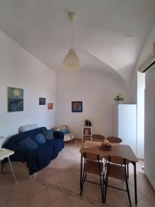 a living room with a blue couch and a table at Casa Vacanze a Piazza Garibaldi in Terracina