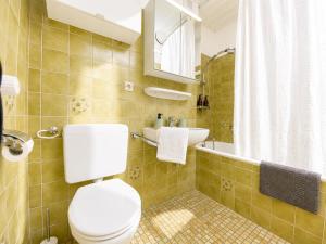 a bathroom with a toilet and a sink at Thermenblick in Bad Rodach