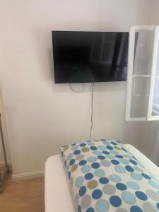 a flat screen tv hanging on a wall at Gästehaus Jasmin in Lindau