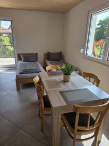 a dining room with a table and chairs and a bed at Little Break 2, Nähe Legoland in Röfingen +15 photos