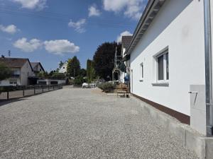 an empty street next to a white building at Little Break 2, Nähe Legoland in Röfingen