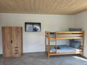 a room with bunk beds and a wooden ceiling at Little Break 2, Nähe Legoland in Röfingen
