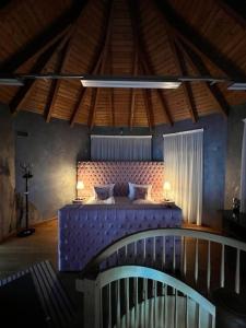 a bedroom with a purple bed in a room at Auszeit am Dankernsee in Altharen
