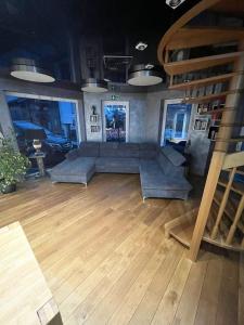 a living room with a couch and a wooden floor at Auszeit am Dankernsee in Altharen