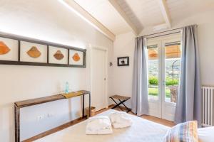a bedroom with a bed and a window at B&B Kapì Country in Alghero