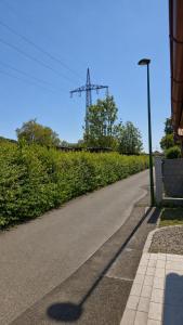 eine leere Straße mit einer Straßenlaterne am Straßenrand in der Unterkunft Ausee Camping in Blindenmarkt