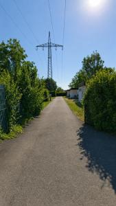 eine leere Straße mit einem Sendemast in der Ferne in der Unterkunft Ausee Camping in Blindenmarkt