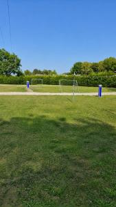 ein Feld mit einem Fußballfeld mit einem Tor in der Unterkunft Ausee Camping in Blindenmarkt