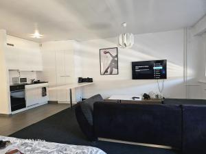 a living room with a couch and a kitchen at Suite Studio Moderne Quartier du Flon in Lausanne