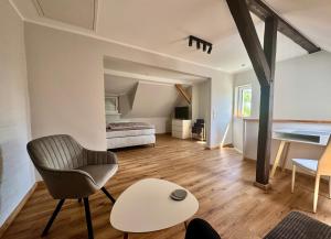 a living room with a chair and a bed at Ferienhaus Nala Görlitz in Görlitz