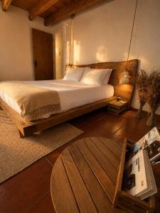 a bedroom with a large bed with a wooden headboard at Casa do Moinho da Insua in Várzea Cova