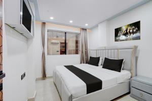 a bedroom with a bed and a window at Hotel O Bay Inn in New Delhi