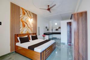 a bedroom with a bed and a ceiling fan at Hotel O Moonlight Residency in Noida +56 photos
