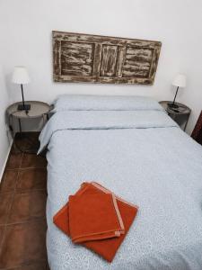 a bed with a brown purse sitting on top of it at Apartamentos Las Fuentes in Labajos