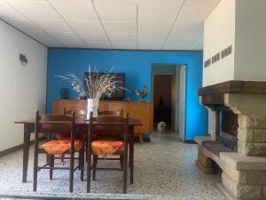 a dining room with a table and a blue wall at Belle vue étoilée in Saint-Ouen