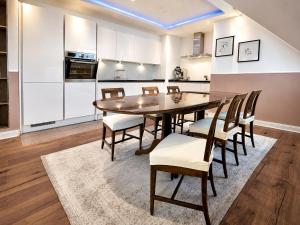 a kitchen and dining room with a table and chairs at Boutique Suites and Residences Heidelberg- Alte Zigarrenmanufaktur in Heidelberg
