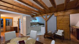 a kitchen and dining room with wooden ceilings at Barytowy apartament in Tarnowskie Góry