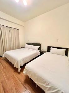 two beds sitting next to each other in a room at Ferry Bow in Jincheng