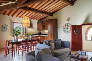 a living room with a couch and a table at Agriturismo Piettorri in Casole dʼElsa