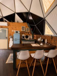 a room with a table and chairs in a tent at AL-hakoura in Mas'ada