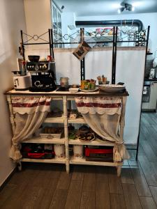 a shelf with food on it in a kitchen at SIDI & Bb in Casalecchio di Reno
