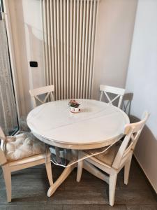 a white table and chairs in a room at SIDI & Bb in Casalecchio di Reno +51 photos