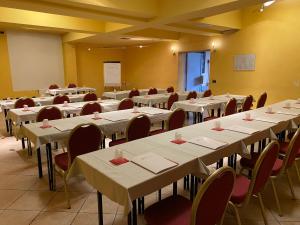 a room with rows of tables and chairs at Art & Hotel Aeroporto in Stezzano +73 photos