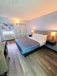 a bedroom with a large bed in a room at Rodeway Inn Sandusky North in Sandusky
