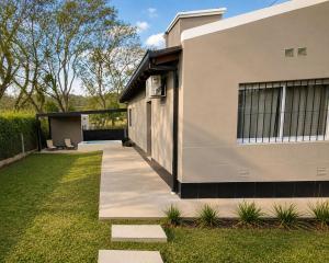 a house with a walkway next to a yard at Casa de los Cerros II in Vaqueros