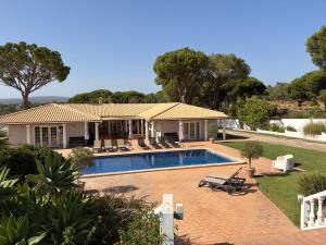 a house with a swimming pool in a yard at Luxury Villa near Vila Sol Golf Resort - Pool & Garden in Quarteira