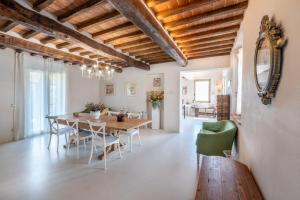 a dining room with a table and chairs and a mirror at Casale21 in Castiglion Fiorentino +47 photos